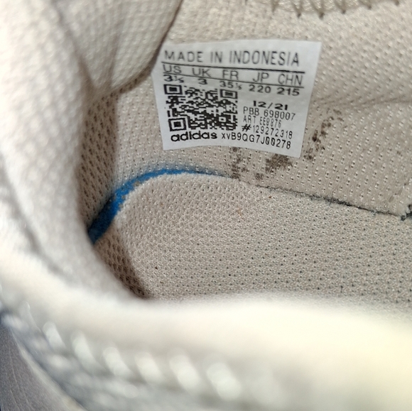 Adidas Beige Sneakers with Reflective Stripes - Picture 4 of 6